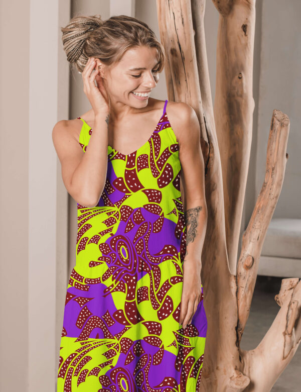 pattern astratto ritmo vibrante viola verde bordeaux africa eva lo coco vestito mockup scaled